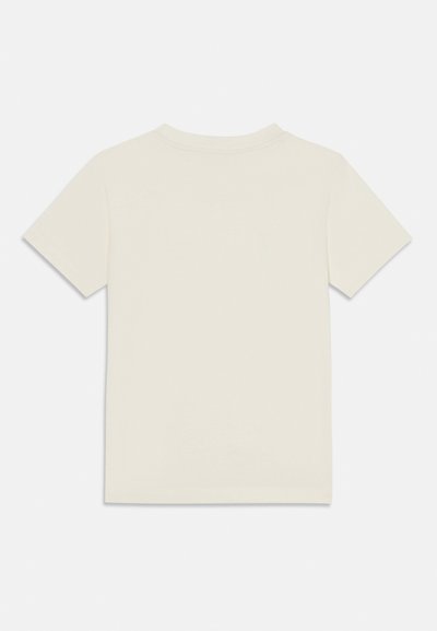 Κρεμ T-shirt κοντομάνικο, εμφανιζόμενο από πίσω με στρογγυλή λαιμόκοψη και απλό σχέδιο σε λευκό φόντο.