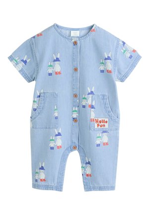 Peto para bebé de color azul claro con mangas cortas, botones delanteros, dos bolsillos y un estampado de un conejito con sombreros y botas, un bolsillo con la etiqueta "Hello Fun."