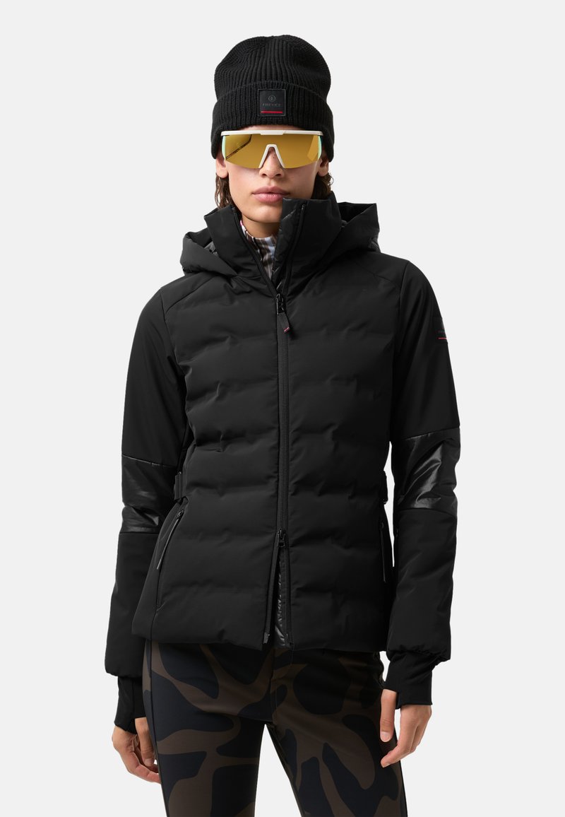 Zwarte pufferjas met capuchon, voorzien van een ritssluiting aan de voorkant, elastische manchetten en contrasterende glanzende paneelaccenten. Draagt een patroonlegging.