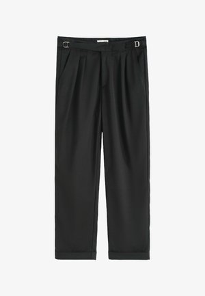 Pantalons larges noirs en tissu lisse, avec des plis à l'avant, des poches latérales en biais et un accent boucle sur la taille.