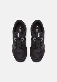 Zapatillas deportivas negras con parte superior de malla, punta redonda y diseño de cordones. Presenta detalles en gris y un logo en la lengüeta.