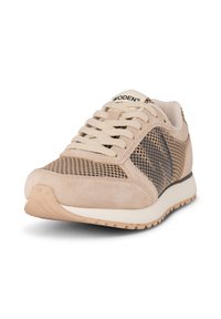 Baskets de sport beige en suède et mesh, avec une surface texturée, bout arrondi et fermeture à lacets. Semelle en caoutchouc antidérapante.