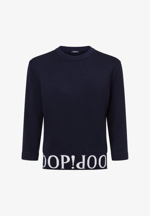 Marineblauwe trui met een ronde hals en driekwartmouwen. Kenmerkt zich door een textuurstof en een contrasterende witte logoband aan de onderkant.