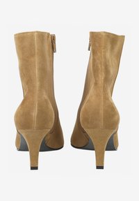 Braune Wildleder-Stiefeletten mit spitzem Zehenbereich und 7,5 cm hohem Stiletto-Absatz, ausgestattet mit einem Reißverschluss an der Rückseite und glatter Textur.