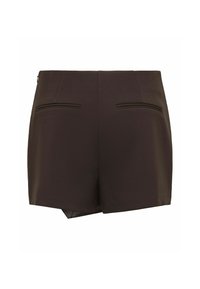 Shorts noirs ajustés avec une texture lisse, comprenant deux poches arrière avec des détails de couture subtils et une forme nette et structurée.