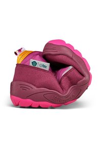 Velcroschuhe in tiefem Burgunderrot und leuchtendem Pink, mit einer strukturierten Sohle, weichem Obermaterial und einer kleinen dekorativen Lasche an der Ferse.