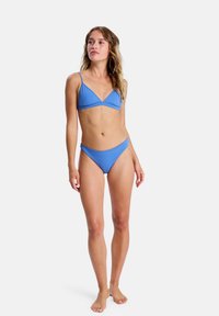 Bikini bleu avec un haut triangulaire et un bas taille basse. Tissu lisse avec des bretelles fines réglables. Aucun motif ni élément métallique visible.