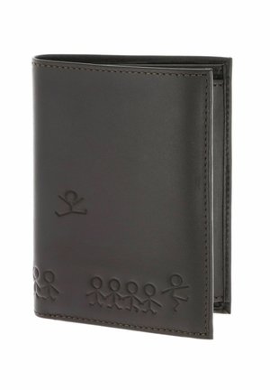 Cartera negra de cuero con cierre plegable y diseños en relieve de figuras de palitos a lo largo de la parte inferior y una cerca del centro superior.