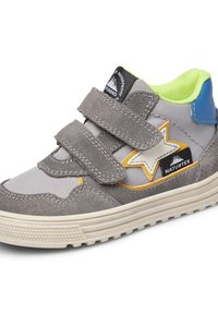 Sneaker per bambini grigia e gialla con due cinghie in velcro, toppa a forma di stella bianca, fodera interna verde, rinforzo blu sul tallone e etichetta impermeabile "Naturtex".