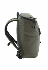 Mochila verde oliva con tejido acolchado, compartimentos dobles con cremallera, correas ajustables y bolsillo lateral. Textura suave y forma estructurada.