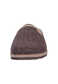 Hnedé filcové papuče s okrúhlou špičkou, okrajom s béžovým lemovaním a malou nášivkou. Mäkká textúra, určené na vnútorné použitie a plochá gumová podrážka pre lepšiu priľnavosť.