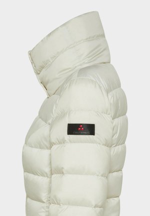 Pufferjack in off-white met hoge kraag, voorzien van een gewatteerde textuur en een zwart patch met rode accenten op de mouw.