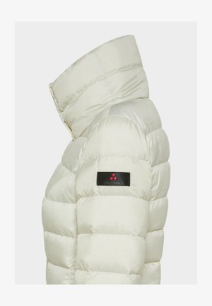 Pufferjack in off-white met hoge kraag, voorzien van een gewatteerde textuur en een zwart patch met rode accenten op de mouw.