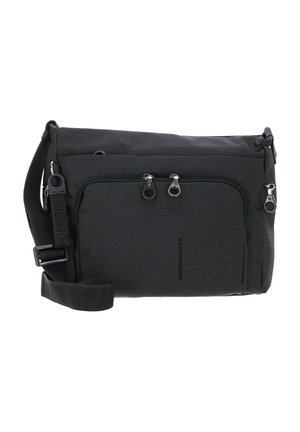 Sac messager noir en tissu durable, avec un rabat, une sangle réglable et deux poches zippées à l'avant pour le rangement.