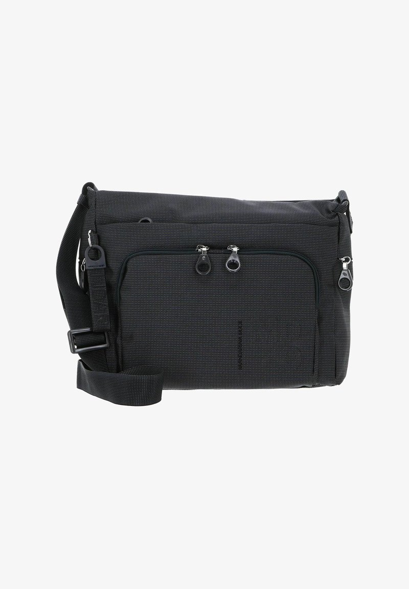 Schwarze Messenger-Tasche aus robustem Stoff, mit Klappe, verstellbarem Schultergurt und zwei Reißverschlusstaschen an der Vorderseite zur Aufbewahrung.