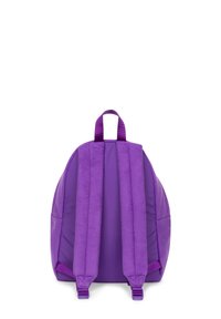 Paarse rugzak met een pluizige textuur en verstelbare riemen, voorzien van een bovenhandvat. Strakke afgeronde vorm met verstevigde naden.