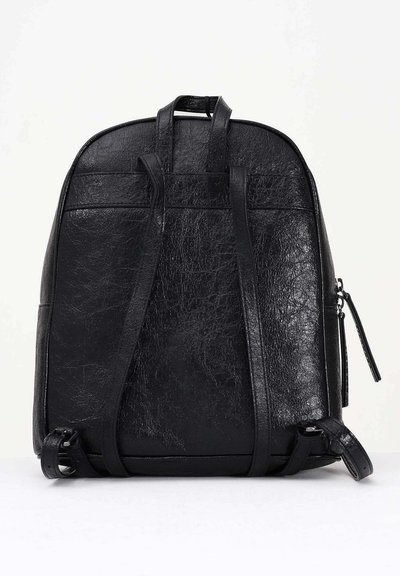 Zaino in pelle nera con finitura testurizzata, schienale imbottito, due spallacci regolabili e tasca laterale con zip per uno stoccaggio sicuro.
