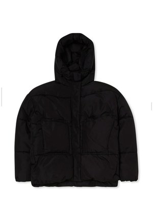 Giubbotto puffer nero con cappuccio, caratterizzato da sezioni cucite, due tasche frontali e una texture liscia e lucida.
