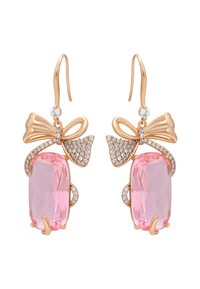 Orecchini in oro rosa con grandi gemme rettangolari rosa, decorati con strass trasparenti e dettagli a forma di fiocco.