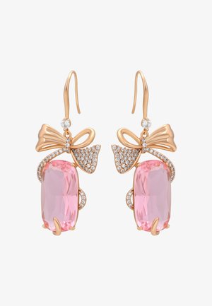 Kolczyki w różowym złocie z dużymi różowymi prostokątnymi kamieniami, ozdobione przezroczystymi cyrkoniami i akcentami w kształcie kokardki.
