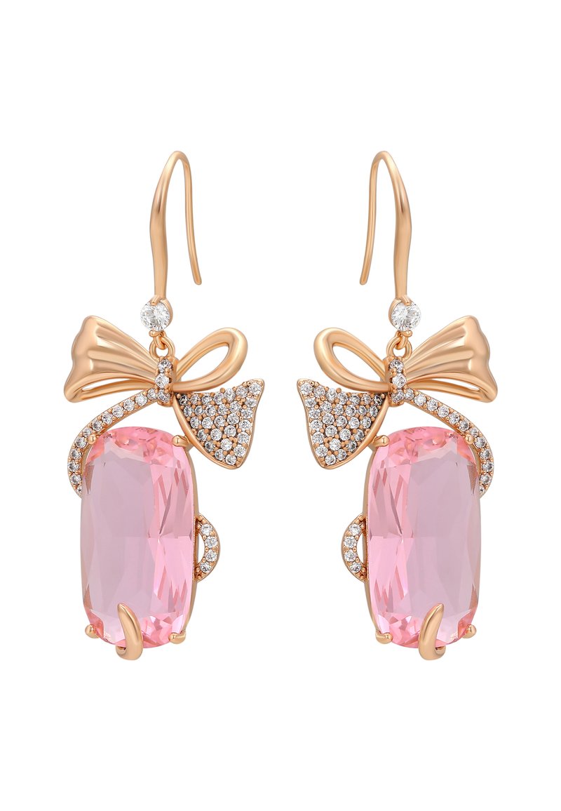 Orecchini in oro rosa con grandi gemme rettangolari rosa, decorati con strass trasparenti e dettagli a forma di fiocco.