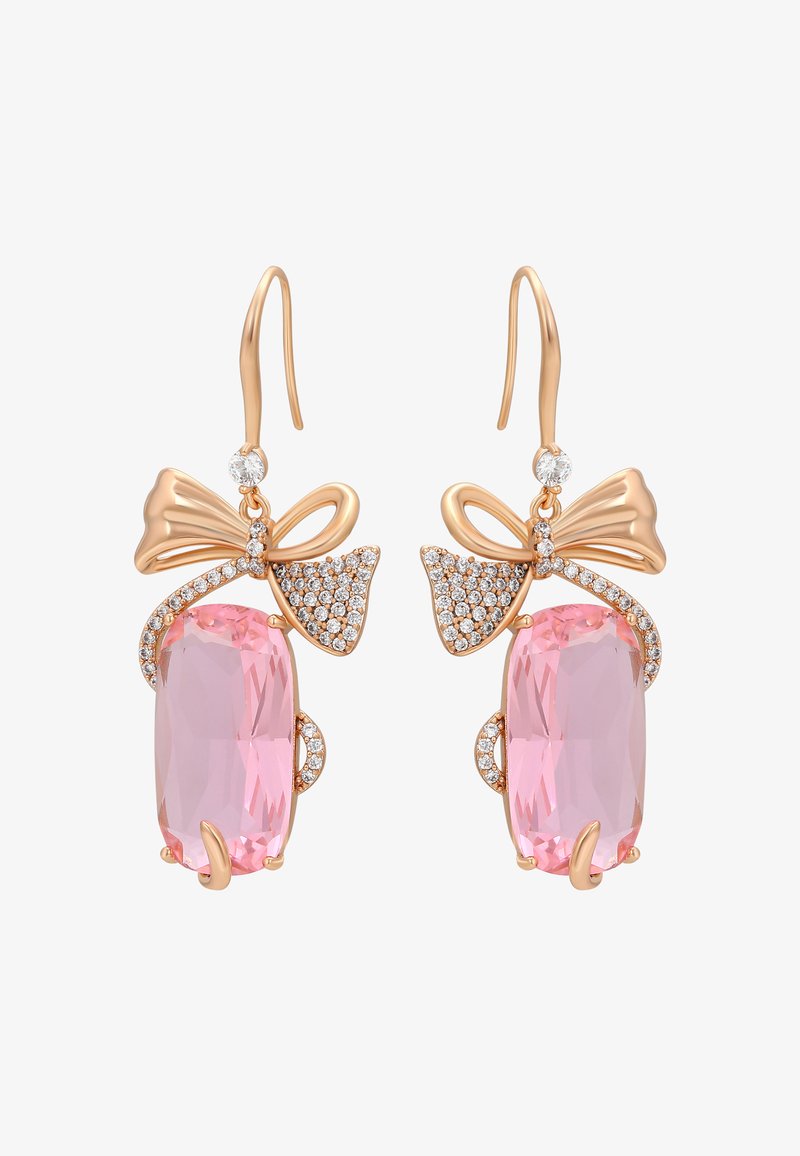 Orecchini in oro rosa con grandi gemme rettangolari rosa, decorati con strass trasparenti e dettagli a forma di fiocco.