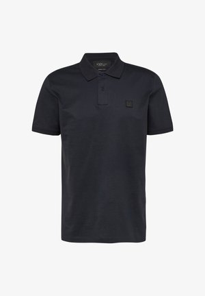 Schwarzes Polohemd mit kurzen Ärmeln, Kragen, Zweiknopfleiste und kleinem Logoaufnäher auf der linken Brust.