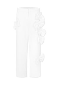 Witte op maat gemaakte broek met gestructureerde stof, voorzien van grote strikjes langs de zijkanten, cropped lengte en een platte tailleband zonder zichtbare sluitingen.