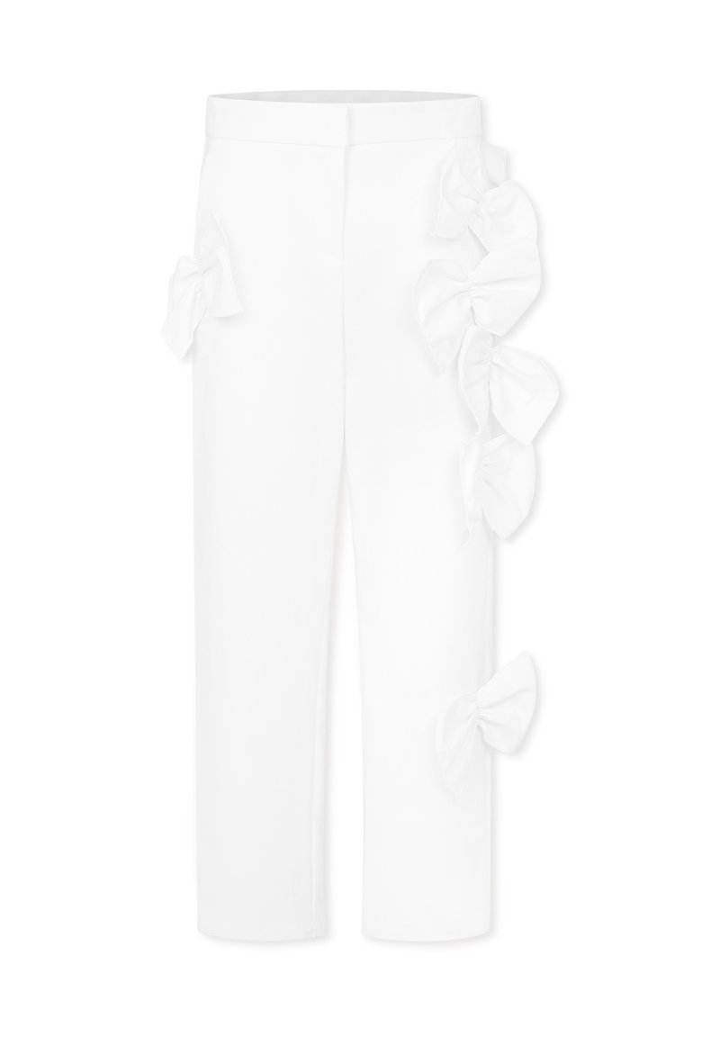 Witte op maat gemaakte broek met gestructureerde stof, voorzien van grote strikjes langs de zijkanten, cropped lengte en een platte tailleband zonder zichtbare sluitingen.