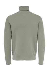 Suéter verde con relieve, de cuello alto y mangas largas. Textura suave, silueta ajustada, con una pequeña etiqueta de la marca en el lateral.