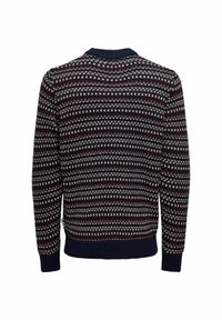 Pull en bleu marine avec un motif composé de rayures blanches, rouges et crème. Col et poignets côtelés, texture tricotée sur l'ensemble.