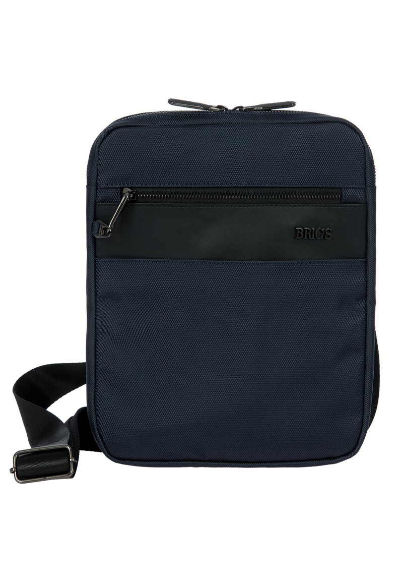 Borsa a tracolla blu navy con materiale in nylon testurizzato, una tasca anteriore con zip e un accento in pelle nera con il logo del brand.
