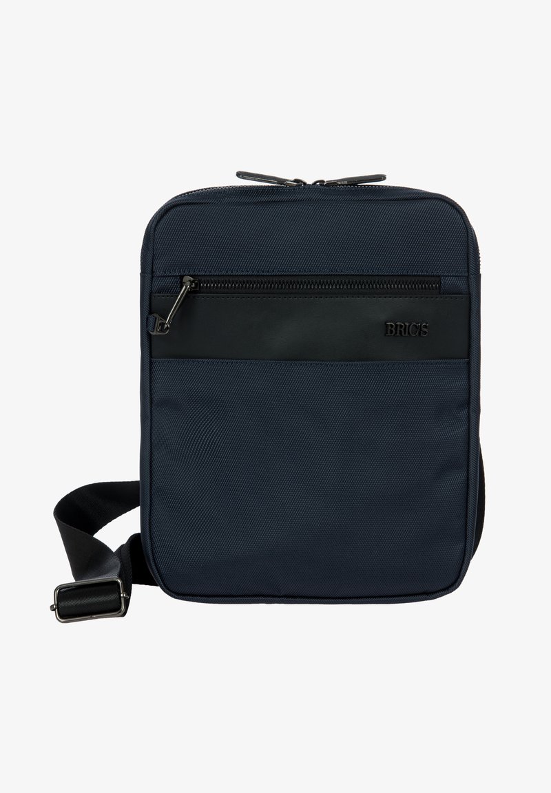 Borsa a tracolla blu navy con materiale in nylon testurizzato, una tasca anteriore con zip e un accento in pelle nera con il logo del brand.