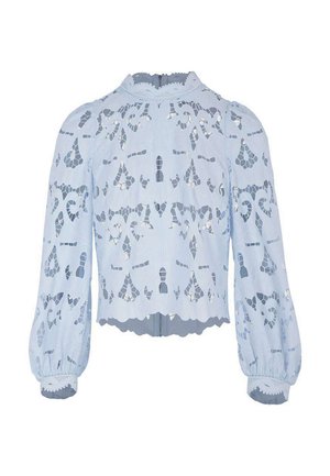 Blouse en dentelle bleu clair à manches longues avec motif floral ajouré, col montant festonné, manches bouffantes, ourlet et poignets festonnés.