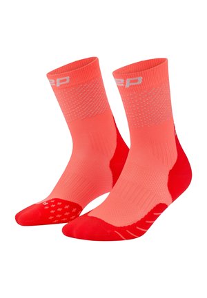 Paar leuchtend korallenrote Sportsocken mit hellgrauen Belüftungsmustern und dunkleren roten Fersen- und Zehenbereichen, aufrecht stehend gezeigt.