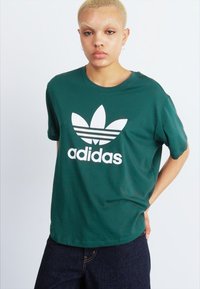 adidas Originals TEE BOXY - Marškinėliai su spaudiniu - mineral green