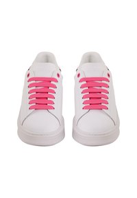 Sneakers bianchi con lacci rosa, tomaia in pelle liscia, punta arrotondata e suola in gomma con design minimalista e dettagli di cucitura.