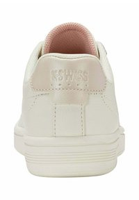 Baskets blanches en cuir avec une forme arrondie, une doublure intérieure rose doux et une languette de talon texturée avec logo "K-Swiss" en relief.