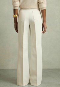 Reiss PRIYA HIGH-RISE FLARED - Pantalones - cream
