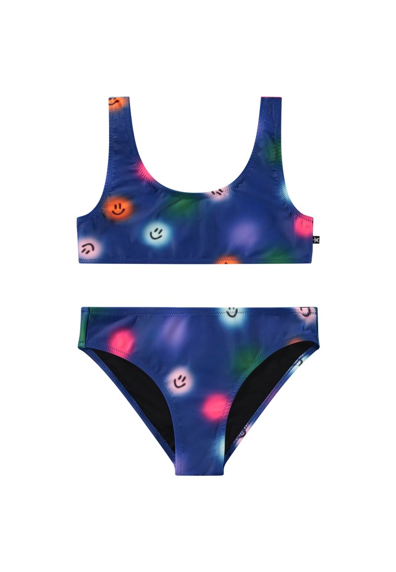 Ensemble de maillot de bain avec un fond bleu et des motifs de smileys multicolores, fabriqué en tissu extensible, comprenant un haut de style sportif et un bas bikini.
