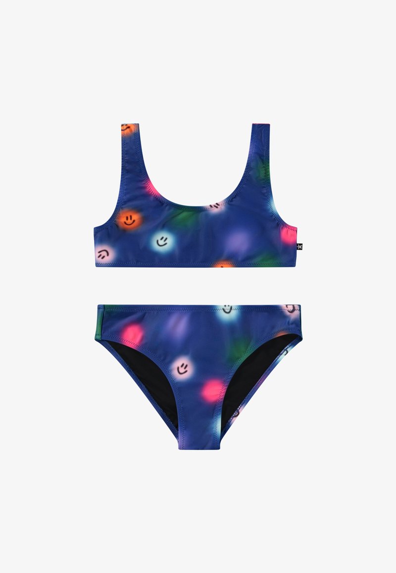 Fürdőruha szett, amely kék háttérrel és színes mosolygós mintákkal rendelkezik, rugalmas anyagból készült, sportos stílusú felsőt és bikinialsót tartalmaz.