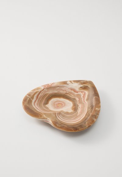 Vas de onix marbat, de culoare maronie și roz, cu formă neregulată, textură netedă, interior puțin adânc, cu modele stratificate subtile și finisaj lustruit.