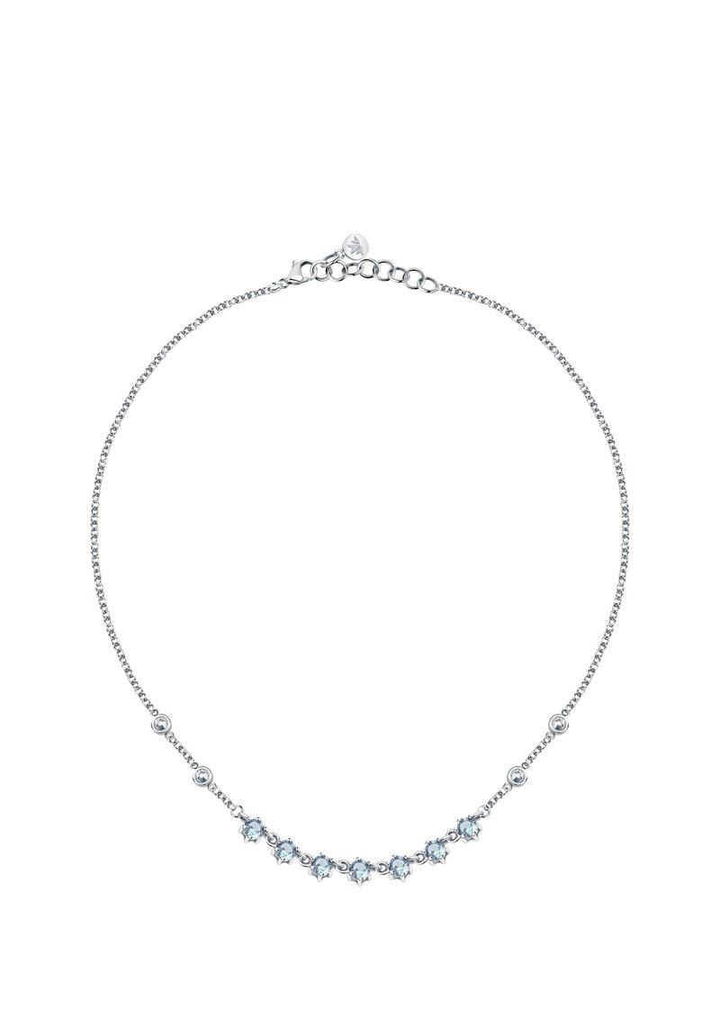 Collana in argento caratterizzata da una serie di gemme azzurro chiaro montate in prong decorativi, con ulteriori piccole pietre trasparenti distribuite uniformemente.