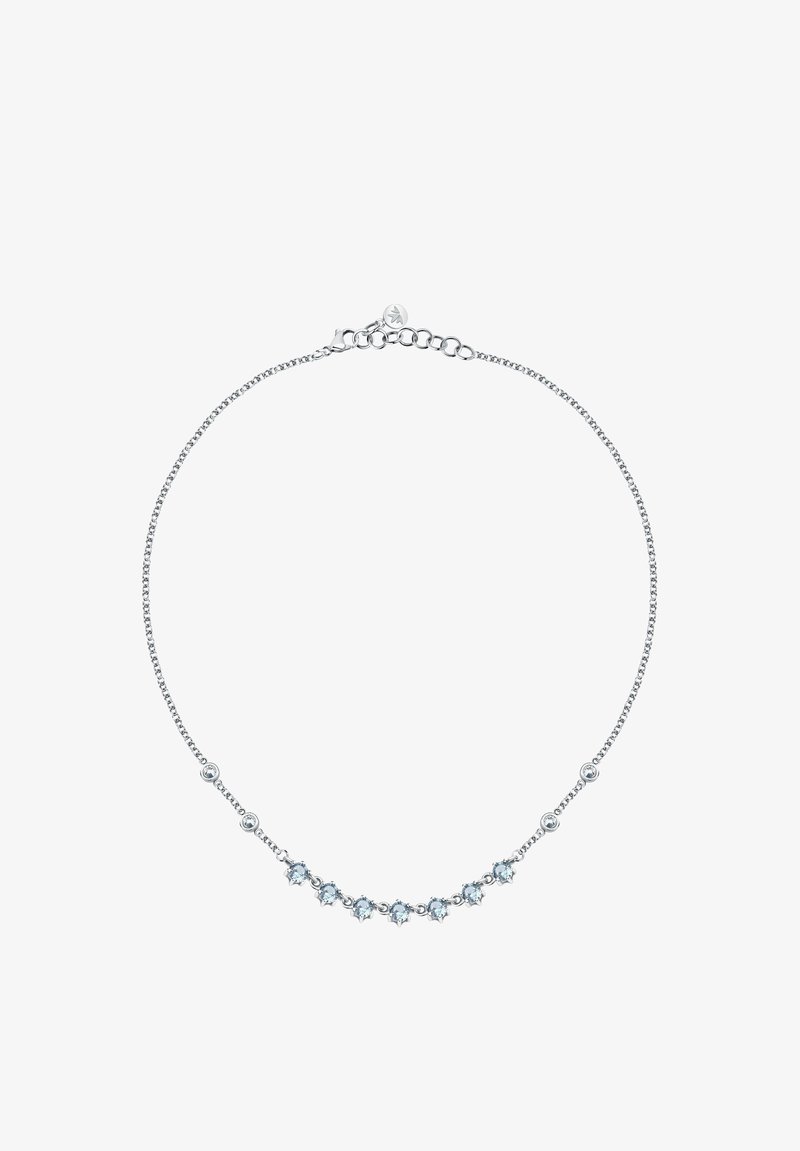 Collana in argento caratterizzata da una serie di gemme azzurro chiaro montate in prong decorativi, con ulteriori piccole pietre trasparenti distribuite uniformemente.