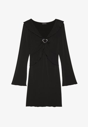Abito nero con scollatura a V, colletto arricciato e maniche lunghe a campana. Presenta un accento argentato a forma di cuore in vita. Texture morbida.