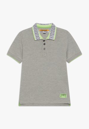 Grijs polohemd met korte mouwen met neongroene afwerking, drie knopen aan de voorkant en bedrukt tekst op de kraag en het label vlak bij de zoom.
