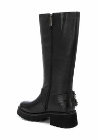 Botas de cuero negras hasta la rodilla con cremallera lateral, suela resistente y detalles de hebilla, que presentan una textura suave y un diseño de punta redonda.