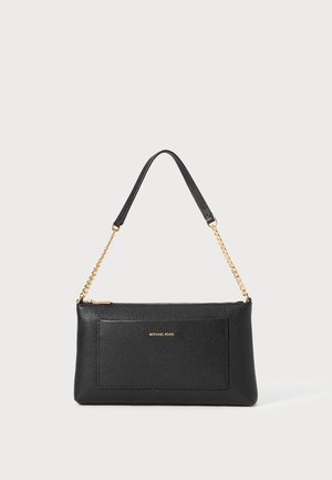 Zwarte, getextureerde lederen Michael Kors handtas met gouden ketting en leren schouderriem, voorvak en ritssluiting.