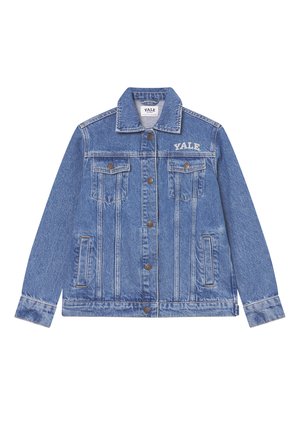 Denimjakke i lys blå med to brystlommer, knappelukk, og Yale-logo brodert på venstre side. Har klassisk krage og lange ermer.