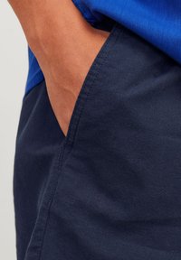 Jack & Jones JPSTJAIDEN JOGGER  - Donji dijelovi trenirke - navy blazer